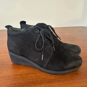 Clark’s Women’s Black Genuine Suede Ankle Wedge Booties sz 10